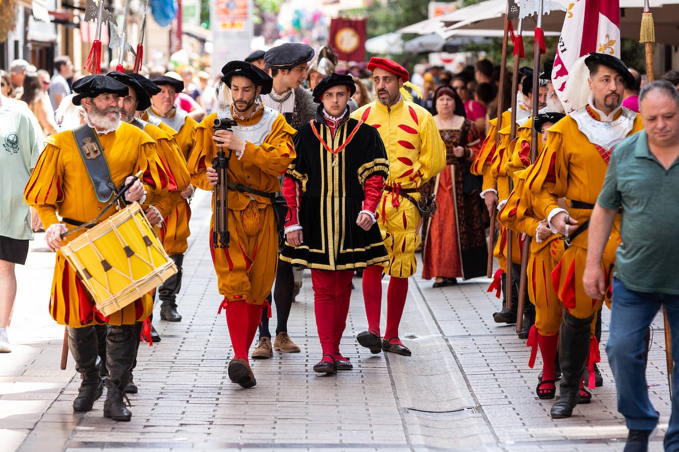 Desfile de Carlos V por las calles de Logroño