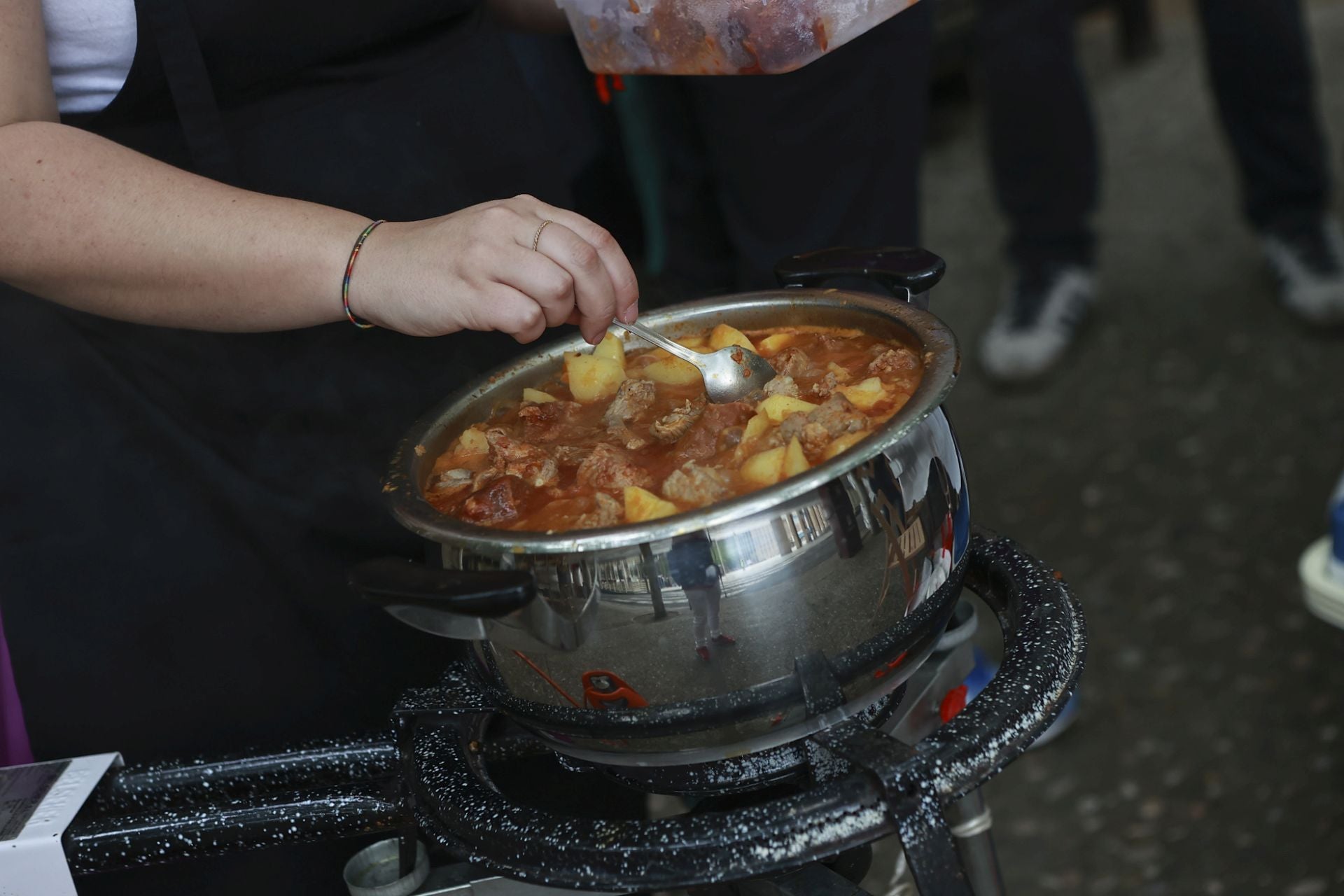 En la plaza del Ayuntamiento la peña La Unión ha montado sus puesto para la degustación