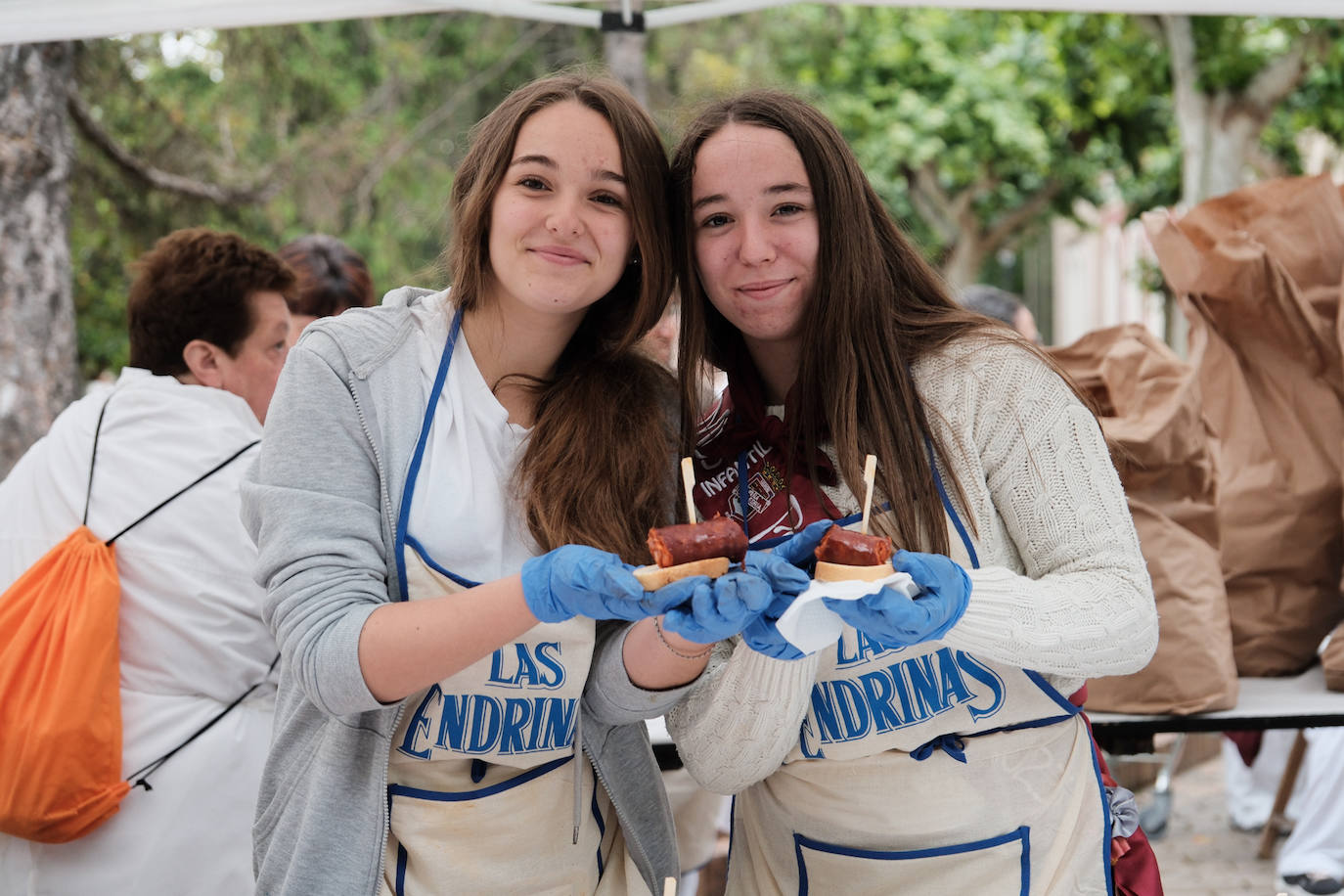 Degustación de chorizo en la Glorieta, a cargo de la peña La Alegría