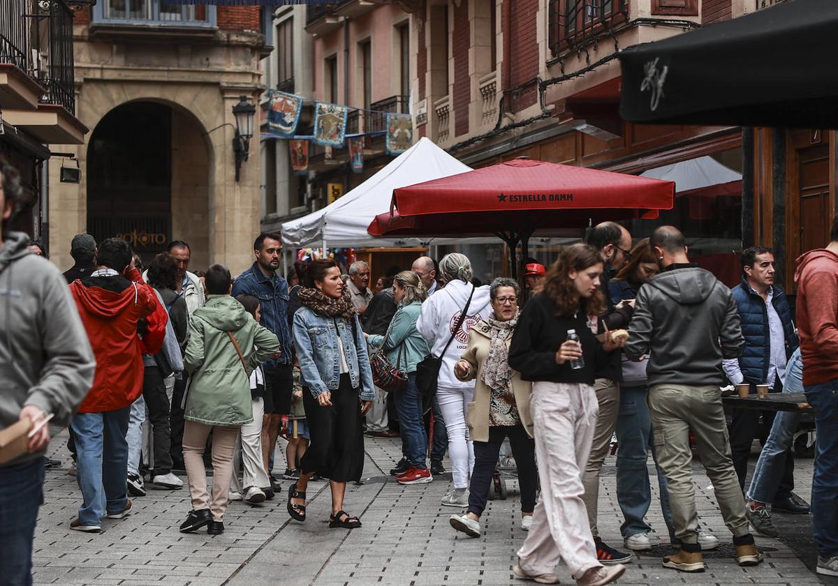 Los logroñeses han salido a la calle con ropa de manga larga este domingo tras el bajón de temperaturas.