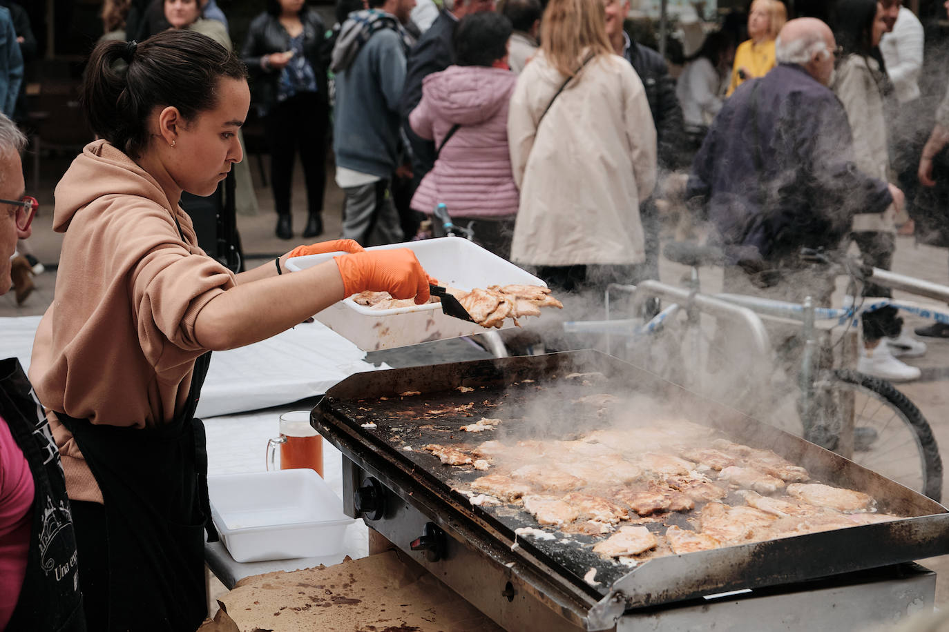 Degustación de panceta curada con pimientos. Peña Los Brincos