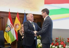 El presidente de la FRM, Jorge Loyo, recibe de manos de Capellán la Medalla de La Rioja.