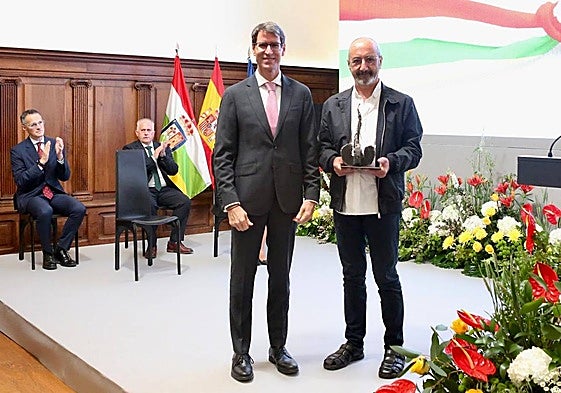 El presidente del Ejecutivo regional, Gonzalo Capellán, junto a Rafael Pérez, nada más recibir el Galardón de las Artes y la Cultura.