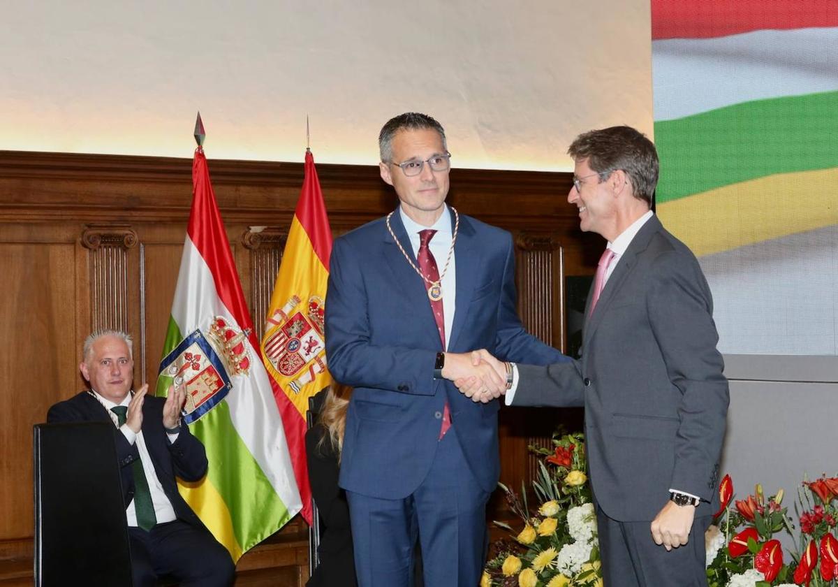 Fernando Riaño, junto con el presidente del Ejecutivo regional, Gonzalo Capellán.