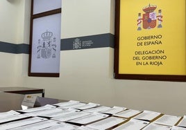 Papeletas electorales en la Delegación del Gobierno.