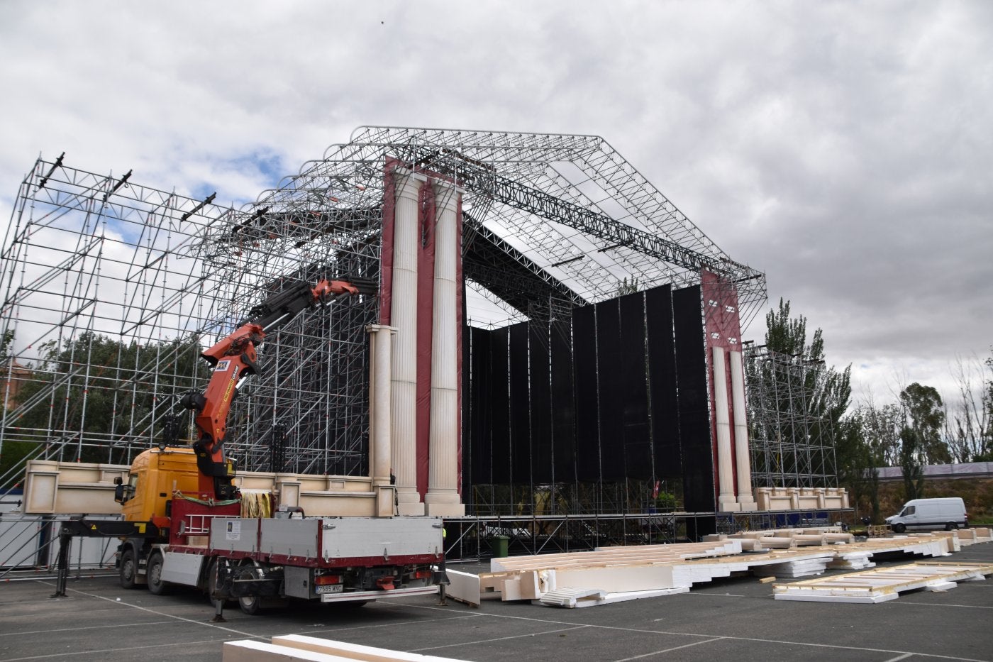 Montaje del escenario principal del festival Holika, que también se utilizará para el Gran Reserva.