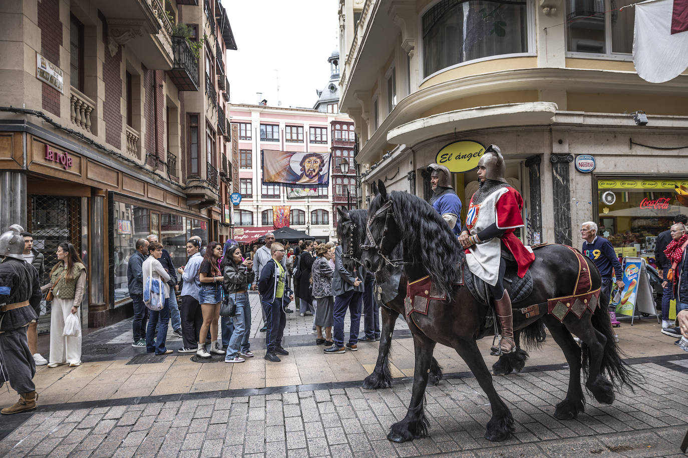 Los logroñeses han disfrutado de los defiles y las representaciones