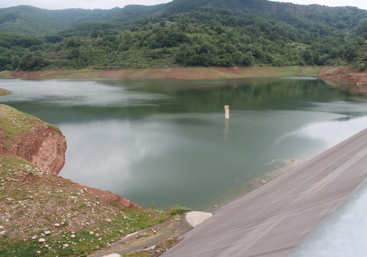 Estado actual en el que se encuentra el embalse del Yalde en Castroviejo, a menos de la mitad de su capacidad, incluso después de una primavera muy lluviosa.