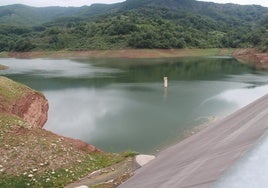 Estado actual en el que se encuentra el embalse del Yalde en Castroviejo, a menos de la mitad de su capacidad, incluso después de una primavera muy lluviosa.