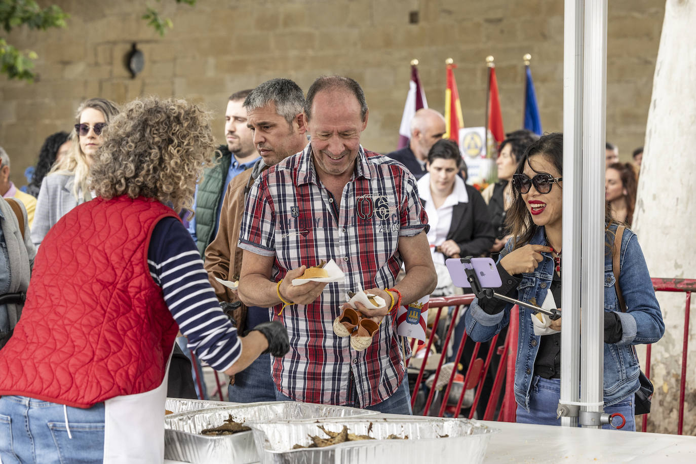 Logroño cumple con la tradición del reparto del pez