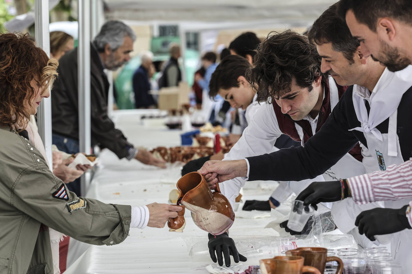 Logroño cumple con la tradición del reparto del pez