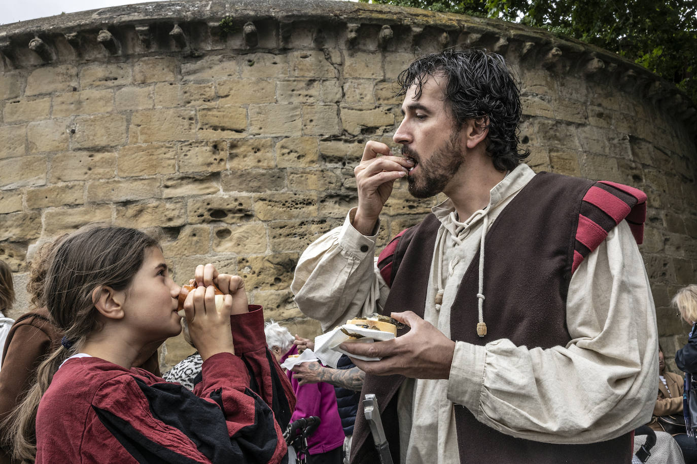 Logroño cumple con la tradición del reparto del pez