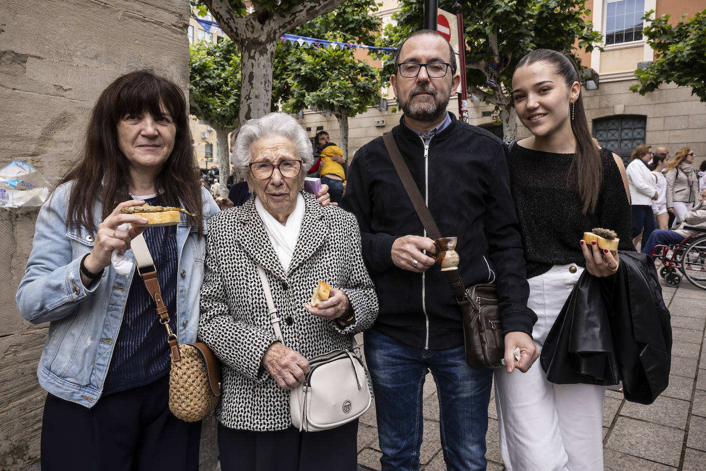 Logroño cumple con la tradición del reparto del pez