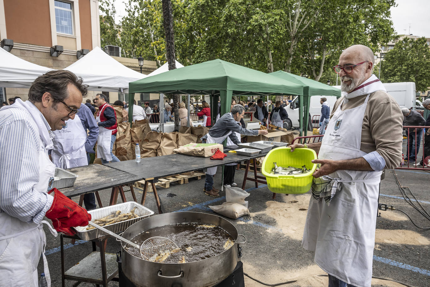 Logroño cumple con la tradición del reparto del pez