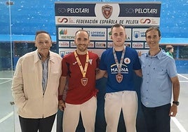 Garatea, de rojo, con el oro, junto a Gil.