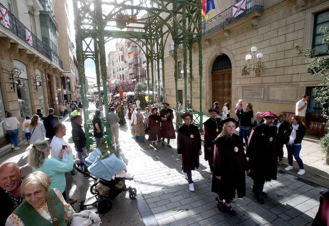 Homenaje a la Ciudad de Logroño. Llegada de Carlos V y entrega de la Flor de Lis al Escudo de Logroño