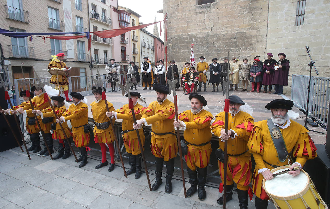 Desfile de Carlos V y entrega de la Flor de Lis, en imágenes