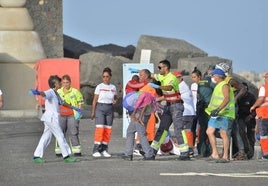 Servicios sanitarios atienden la llegada de menores en patera a Canarias.