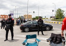 Efectivos de la Policia foral de Navarra vigilan la entrada a las instalaciones de la planta de Mondelez, la antigua Marbú de Viana.