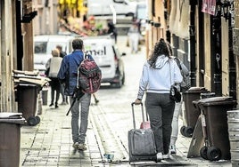 Dos turistas transitan con su equipaje por La Laurel de Logroño.