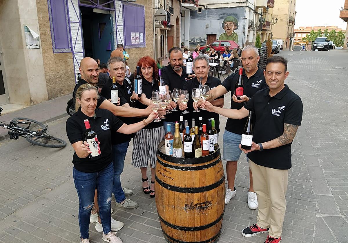 Parte de los miembros del Club de Catas de Lardero posan en la calle Soldevilla.
