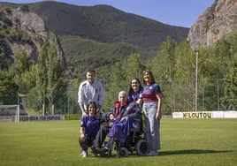 Los aficionados Borja, Domingo, Marta, María y Gemma posan juntos en las instalaciones del campo de fútbol del Anguiano.