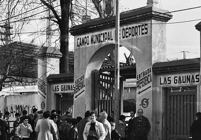 La entrada principal a las gradas, con los accesos a la zona de General y Preferencia bien marcados.