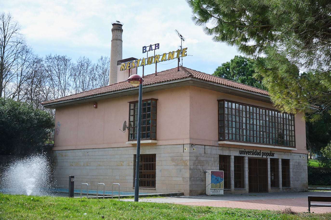 Bar restaurante de la chimenea del parque del Ebro, que ha vuelto a salir a concurso tras años cerrado quedando desierto.