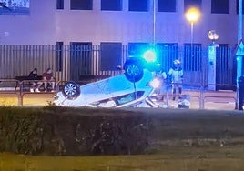 Vuelca con su coche en Valdegastea y lo deja abandonado en una rotonda