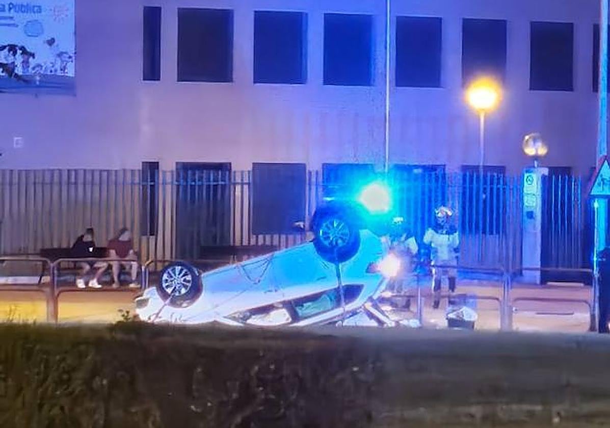 Vuelca con su coche en Valdegastea y lo deja abandonado en una rotonda