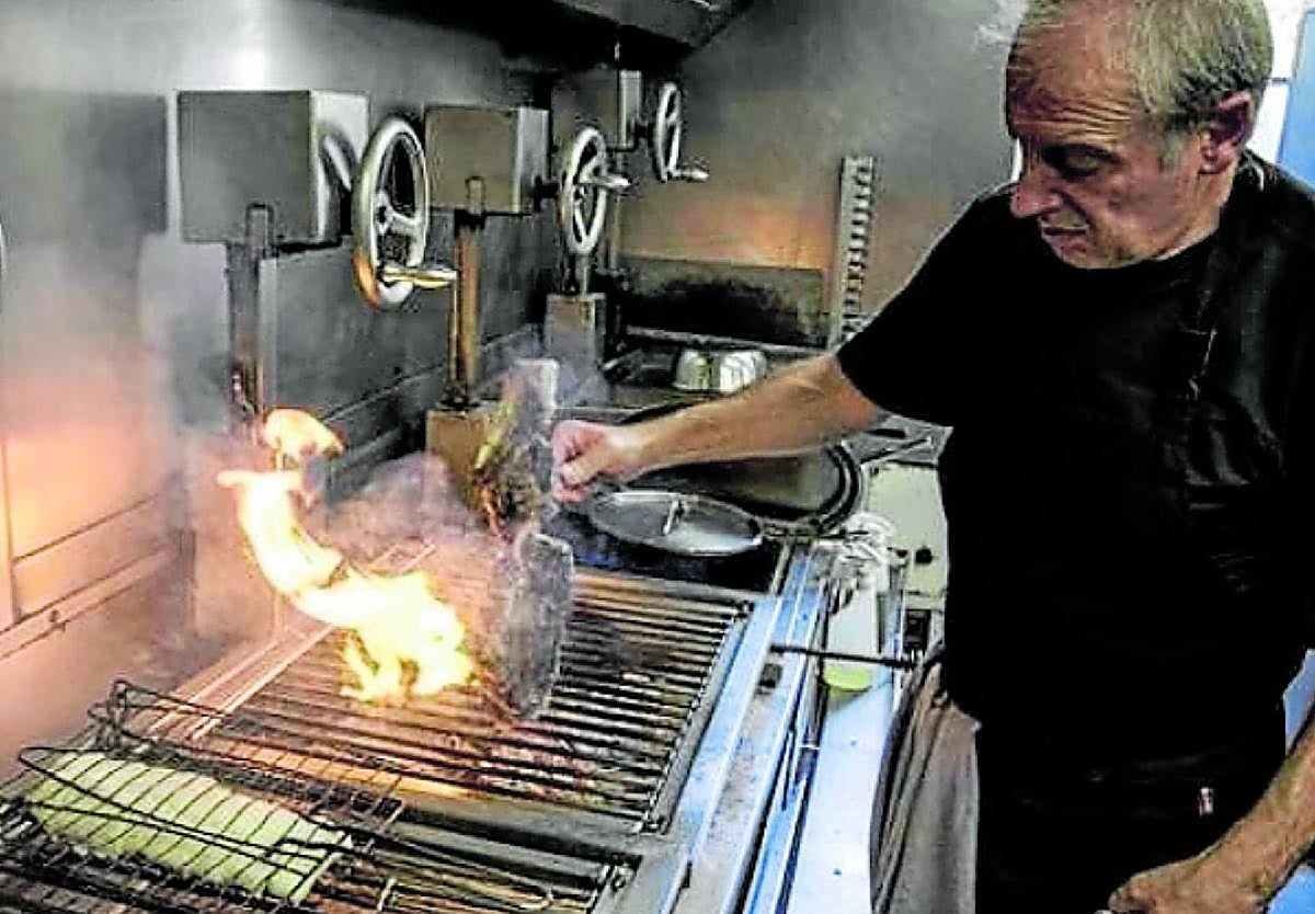 Bittor Arginzoniz, en plena faena, en su restaurante.