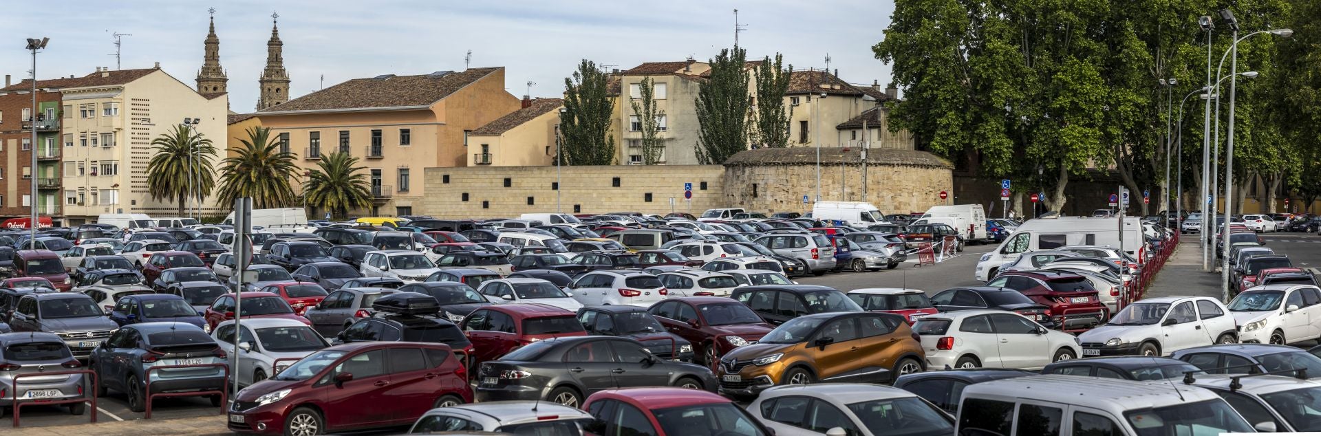 El entorno de la muralla del Revellín, rodeado de vehículos en los distintos aparcamientos de la zona