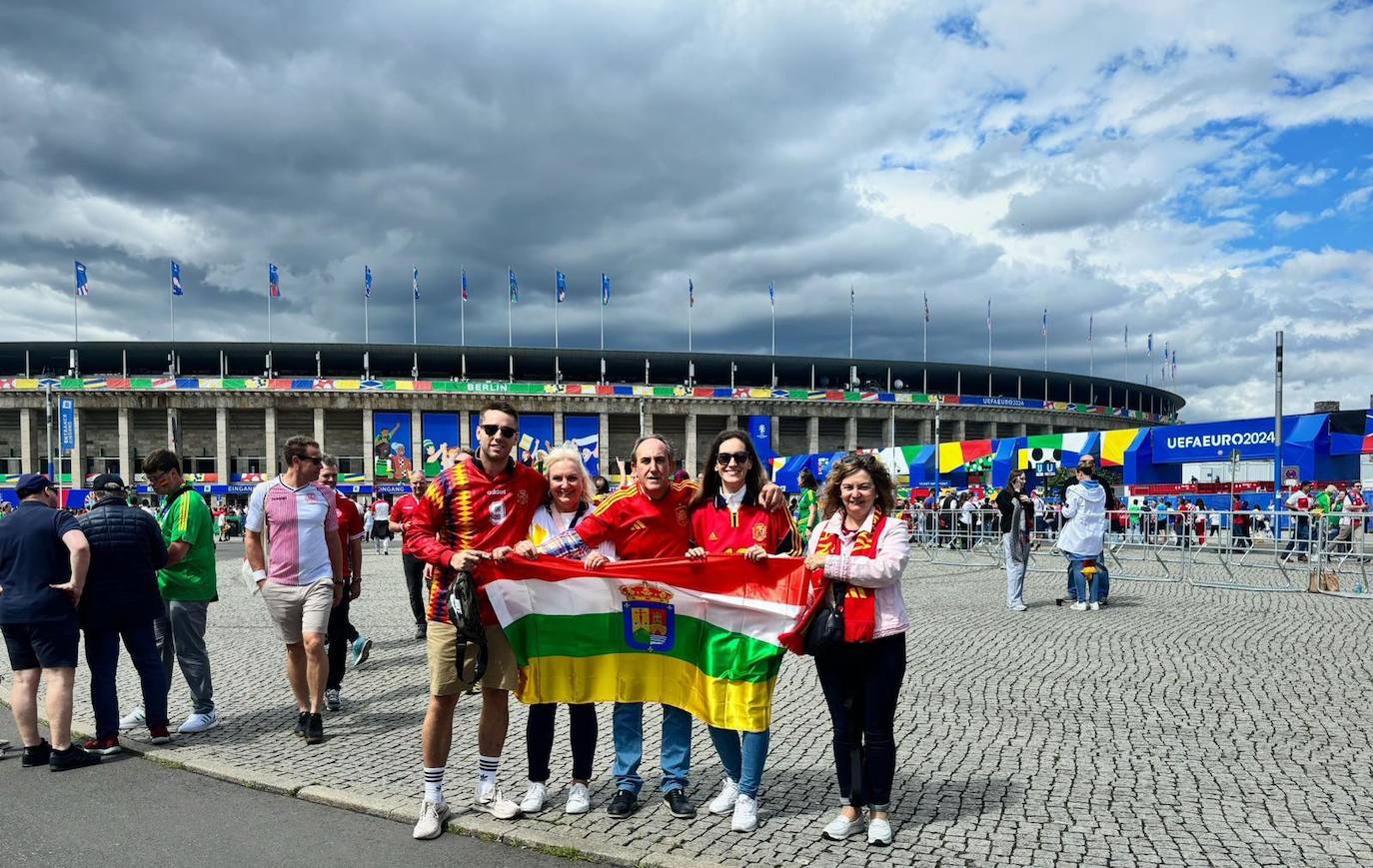 Aficionados logroñeses a las puertas del estadio, antes de comenzar el partido.