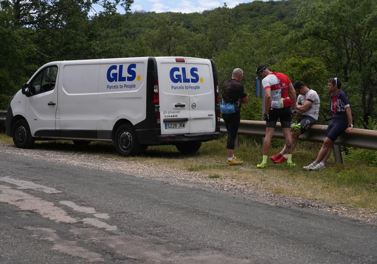 Compañeros del ciclista fallecido, en la zona del accidente.