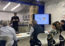 Javier Caballero, durante su explicación a los docentes de la Escuela.