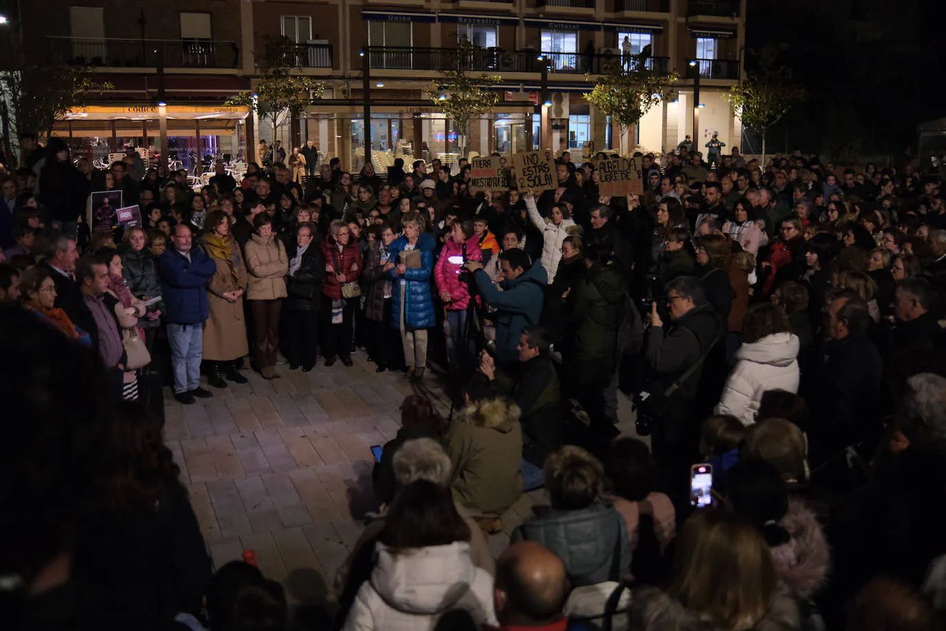 Concentración celebrada en Albelda tras la agresión sexual sufrida por la joven.