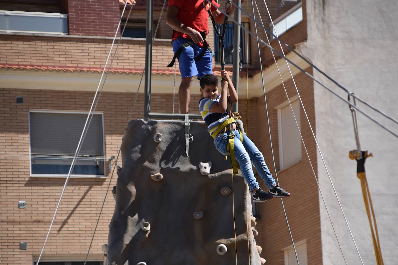 Deporte en la calle y VIII carrera a favor de la AECC en Autol