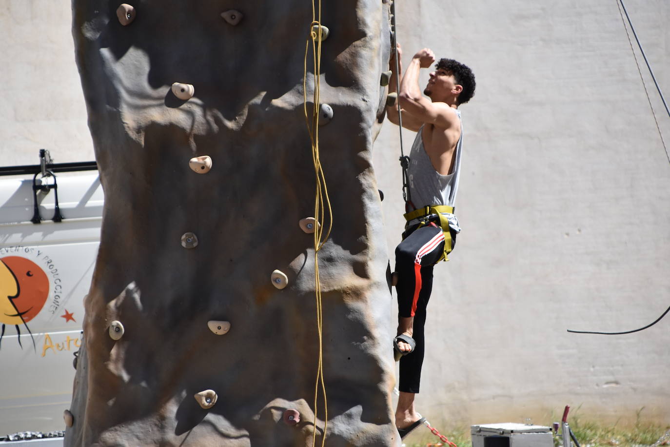 Deporte en la calle y VIII carrera a favor de la AECC en Autol