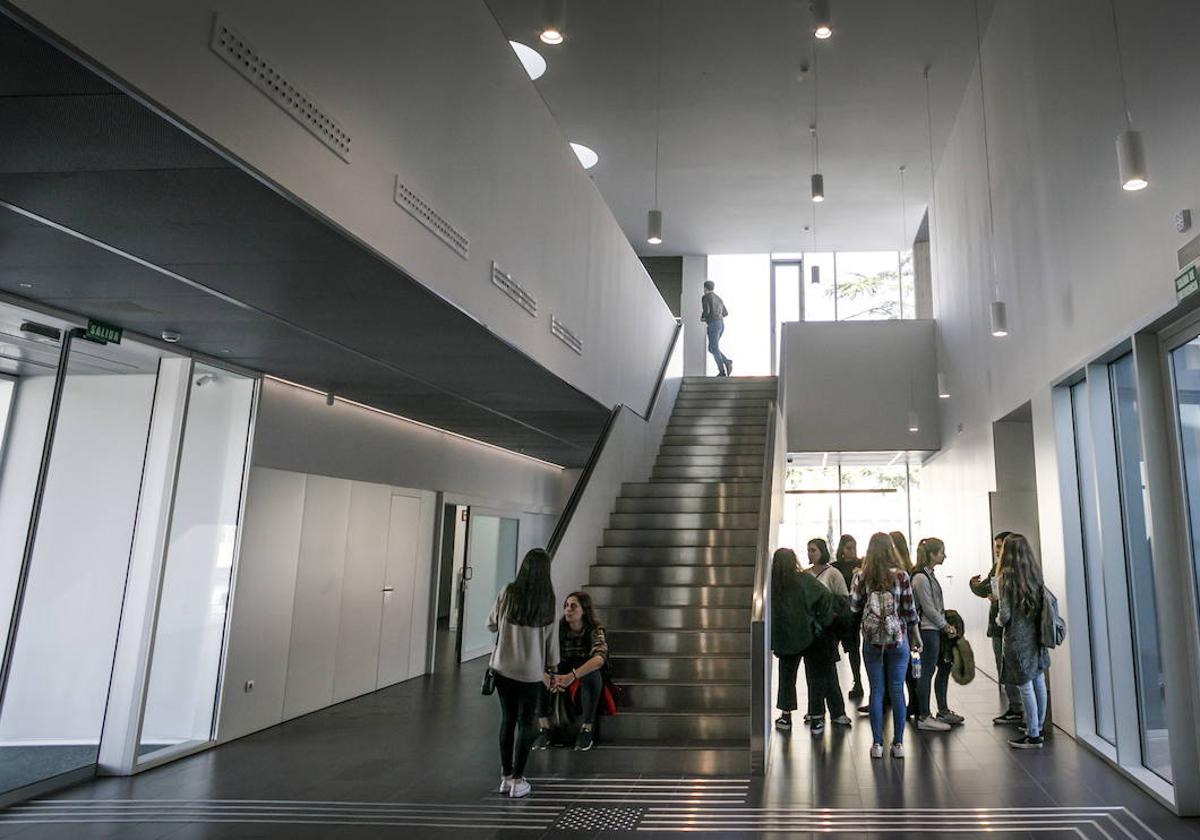 Un grupo de alumnas, en el interior del edificio de Enfermería, inaugurado en 2020.