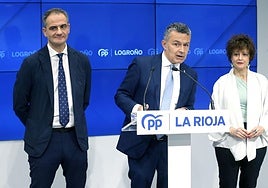 El alcalde, Conrado Escobar, escoltado por los concejales Miguel Sáinz y Celia Sanz, ha comparecido en la sede del Partido Popular.