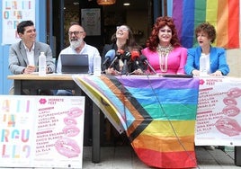 Juan Diego Alcaide, Jesús Cárcamo, Ruth García, Bárbara y Celia Sanz, en la presentación de La Rioja Orgullo, en el bar logroñés La Quimera.