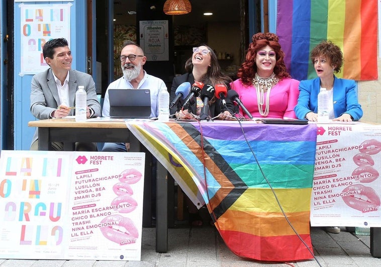 Juan Diego Alcaide, Jesús Cárcamo, Ruth García, Bárbara y Celia Sanz, en la presentación de La Rioja Orgullo, en el bar logroñés La Quimera.