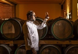 Jacob Strier, enviado especial de la comunidad judía, observa con detalle el brandy kosher recién destilado en la alcoholera de Cenicero.