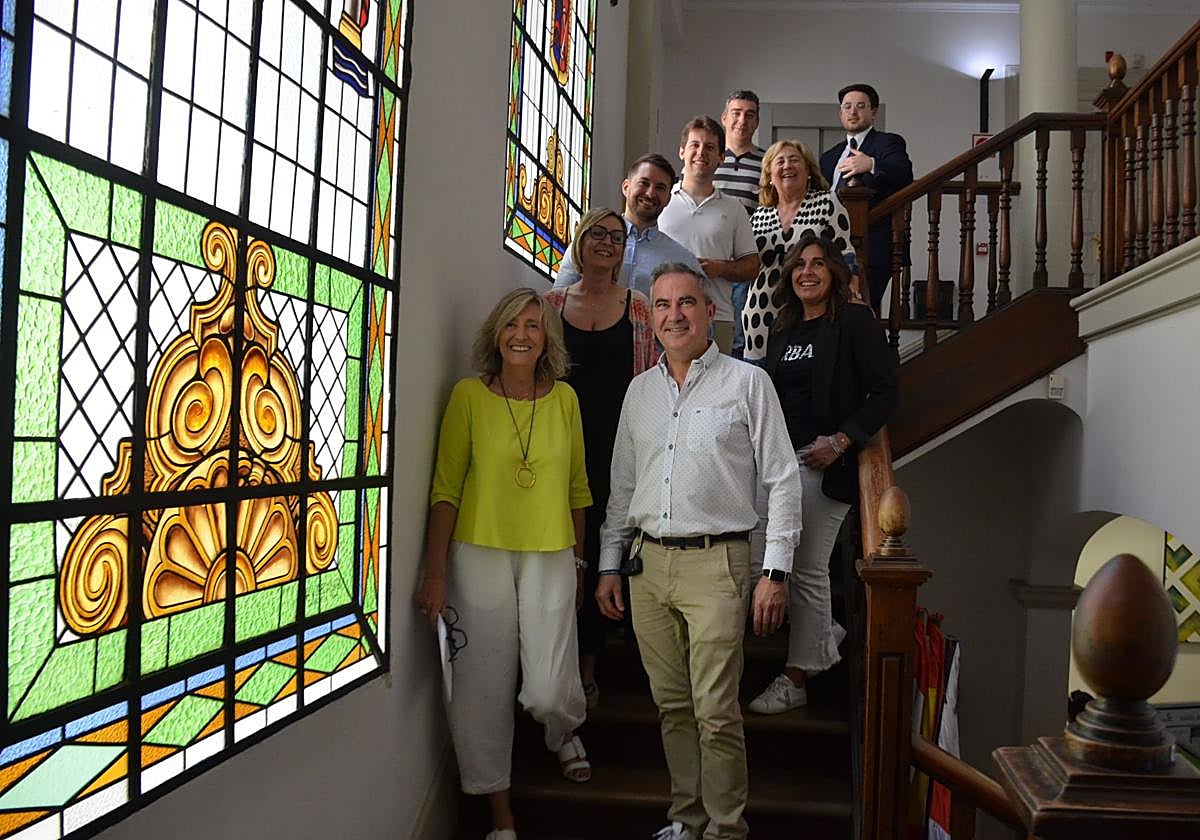 Mónica Arceiz acompañada de los concejales del equipo de gobierno municipal