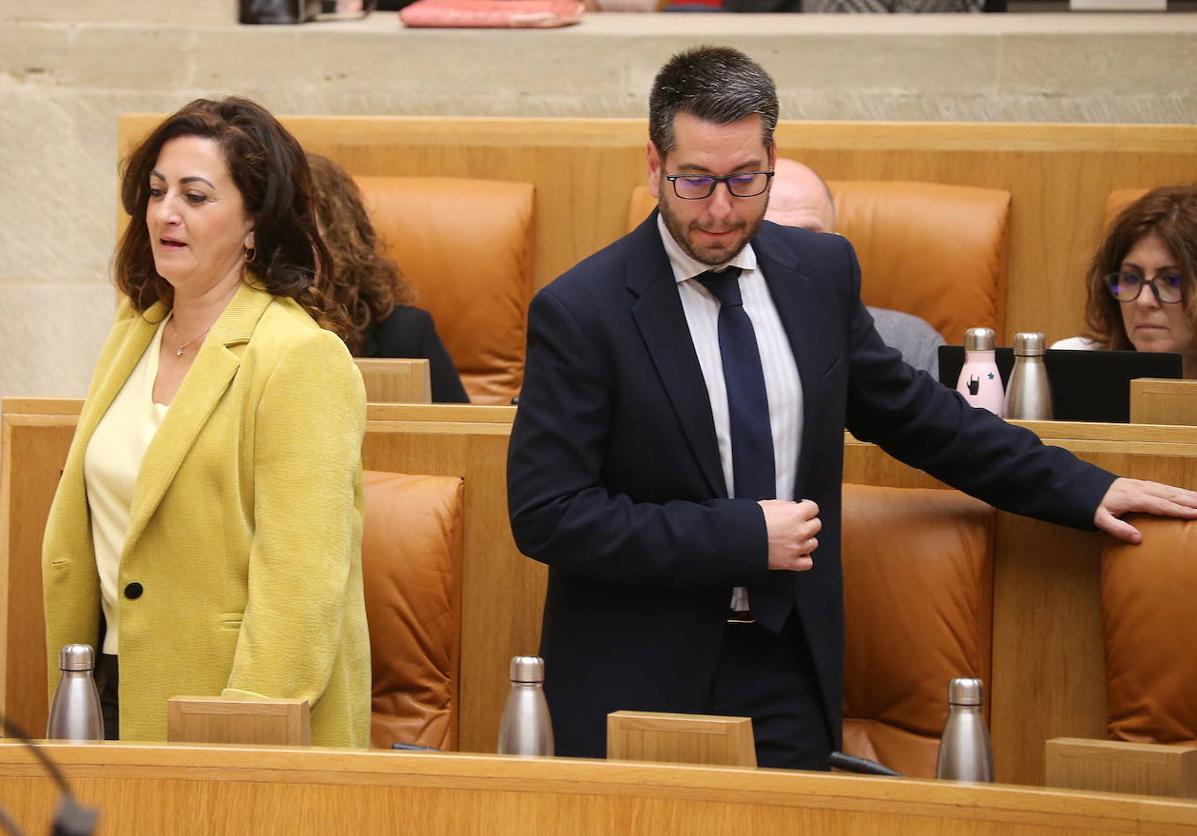 Concha Andreu, con el portavoz parlamentario, Javier García, en el Parlamento de La Rioja.