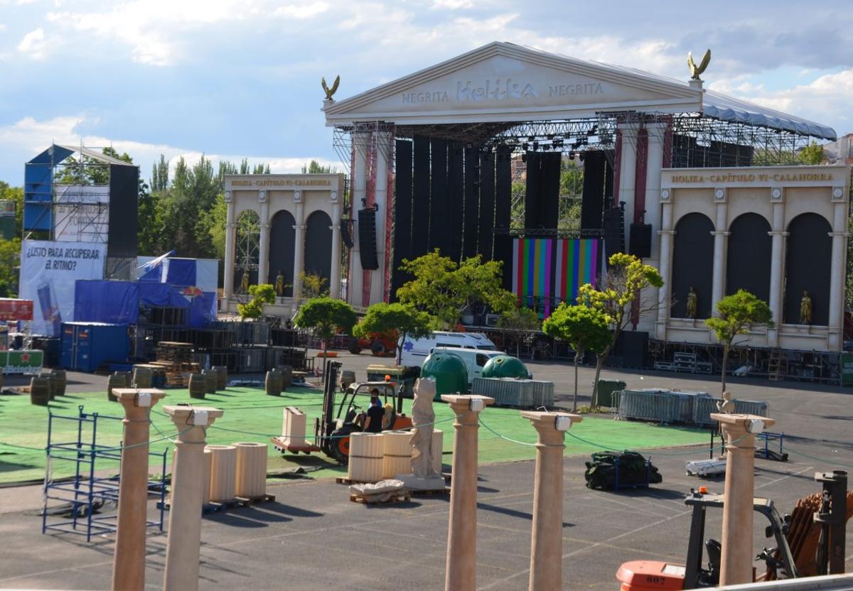 Escenario y decorados romanos montados para los festivales Gran Reserva y Holika.