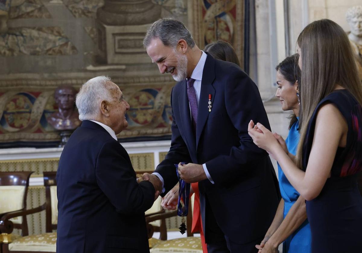 Fernando Reinares recibe la Orden del Mérito Civil de manos del rey Felipe VI.