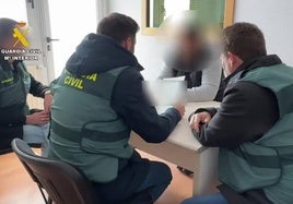 La Guardia Civil, con el hombre detenido el 9 de abril por la presunta agresión sexual a la joven de Albelda de Iregua.