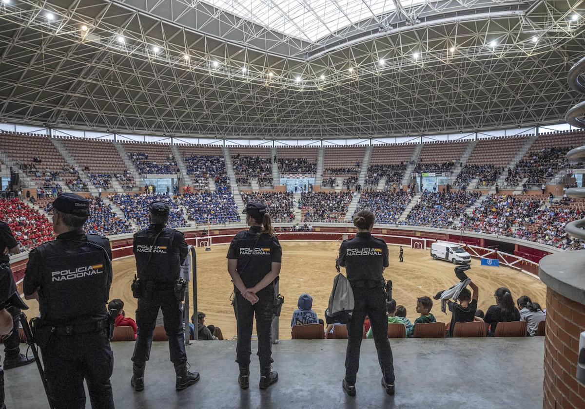 Exhibición de la Policía Nacional para niños en La Ribera