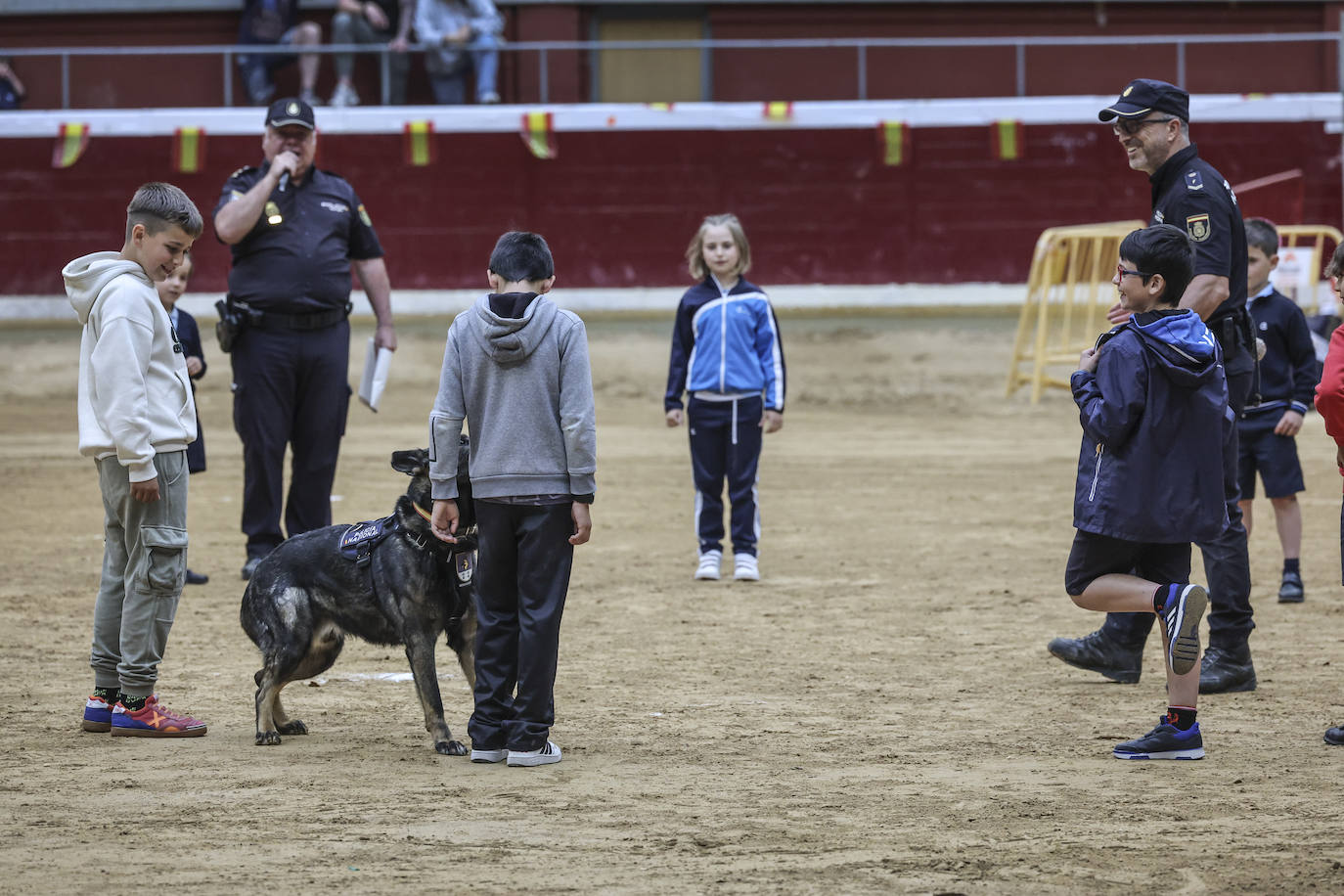 Exhibición de la Policía Nacional para niños en La Ribera